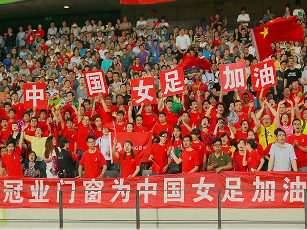 Tingkap dan Pintu Guanye bersorak untuk pasukan bola sepak wanita China.